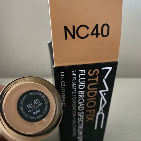 MAC Studio Fix Fluid NC40 - Picture 2 of 3